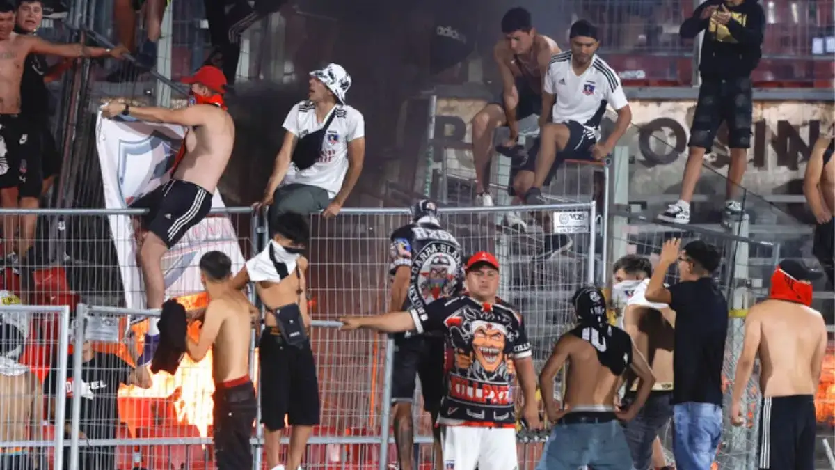 Barra brava de Colo-Colo en las tribunas