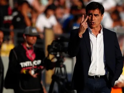 Las dos grandes novedades que planea Gustavo Quinteros para el duelo ante Everton