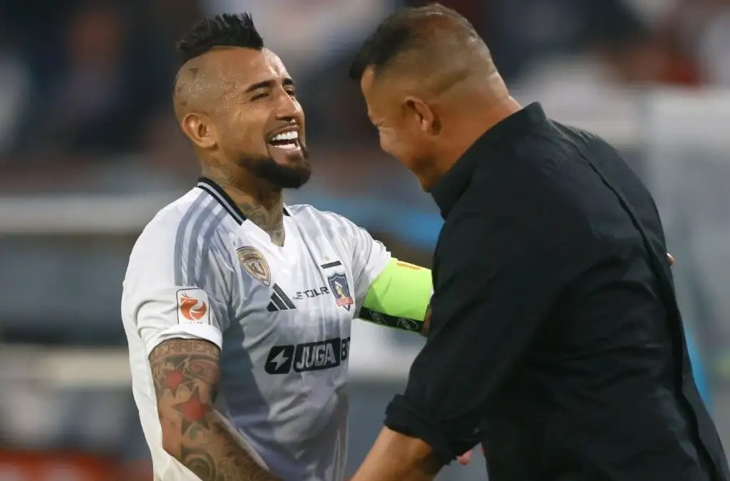 De momento, Almirón todavía contaría con Vidal en su equipo.
