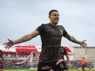 Pablo Vegetti podría ser el nuevo delantero de Colo-Colo