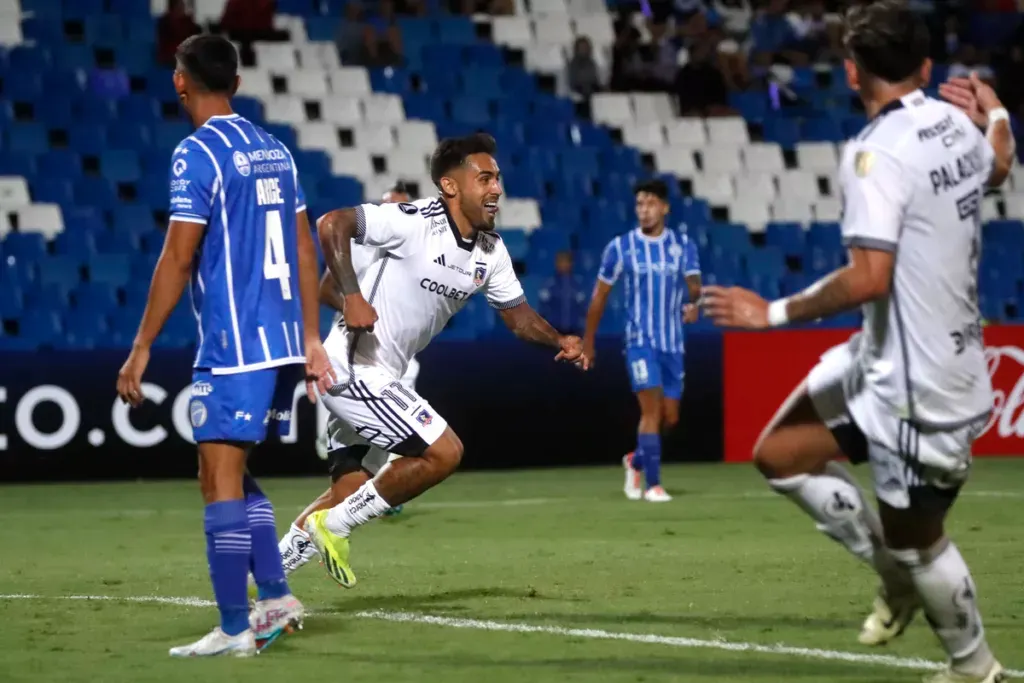 Marcos Bolados celebrando el gol de Colo-Colo ante Godoy Cruz.