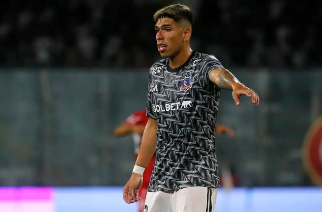 Carlos Palacios quedó suspendido para el duelo ante Everton.