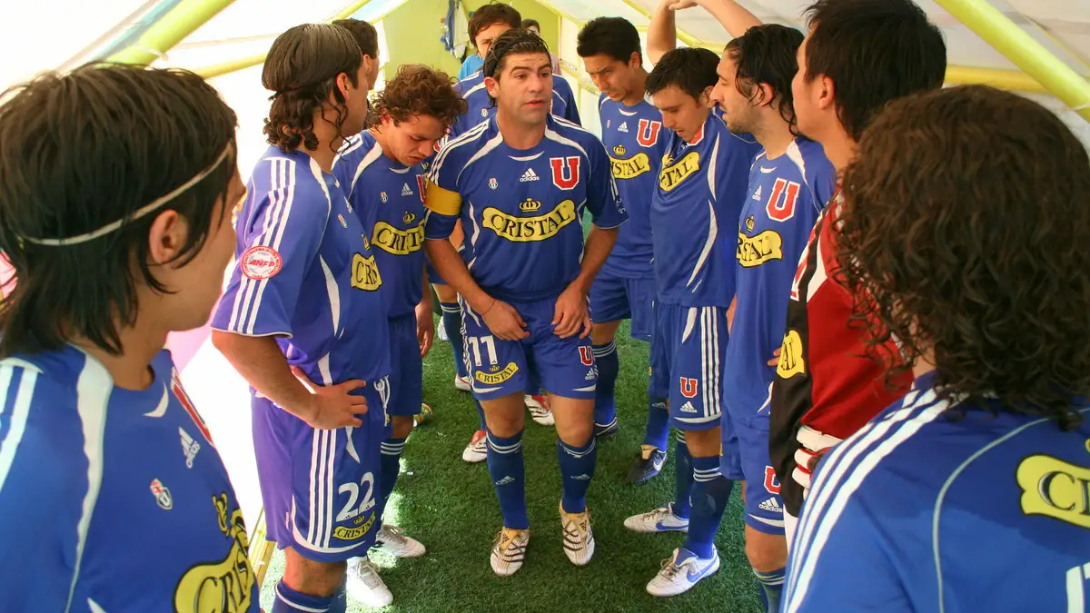 FUTBOL, COLO COLO/UNIVERSIDAD DE CHILE. CAMPEONATO DE CLAUSURA 2006. MARCELO SALAS, CENTRO,CONVERSA CON SUS COMPANEROS, ANTES DE INICIAR EL SEGUNDO TIEMPO. 28/10/2006 SANTIAGO, CHILE CLAUDIO DIAZ/PHOTOSPORT