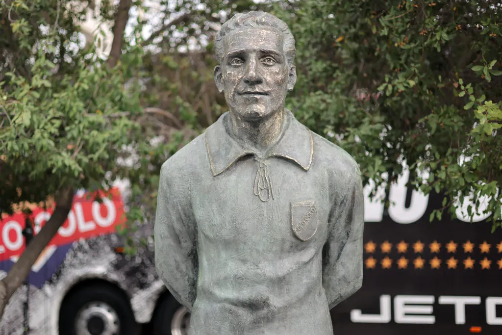 Santiago, 19 de abril 2025.
Estatua de David Arellano es inaugurado en el estadio Monumental durante la Conmemoracin del Centenario de Colo Colo.
19/04/2025
Javier Torres/Aton Chile


The statue of David Arellano is inaugurated at the Monumental Stadium during the Colo Colo Centennial Commemoration.
19/04/2025
Javier Torres