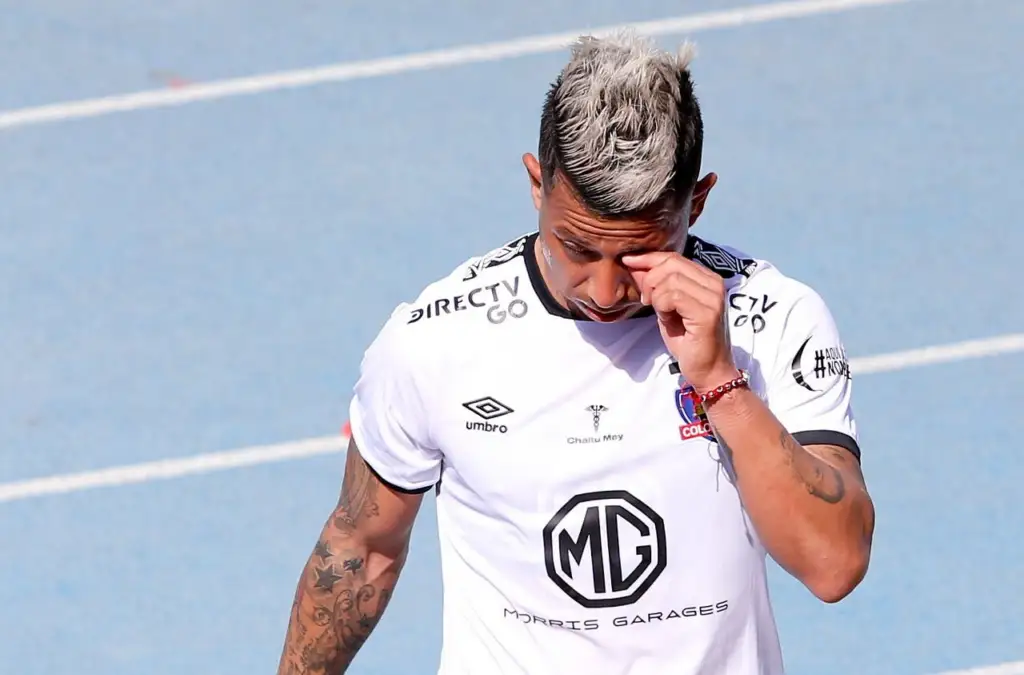 Leonardo Valencia vistiendo la camiseta de Colo-Colo en 2020