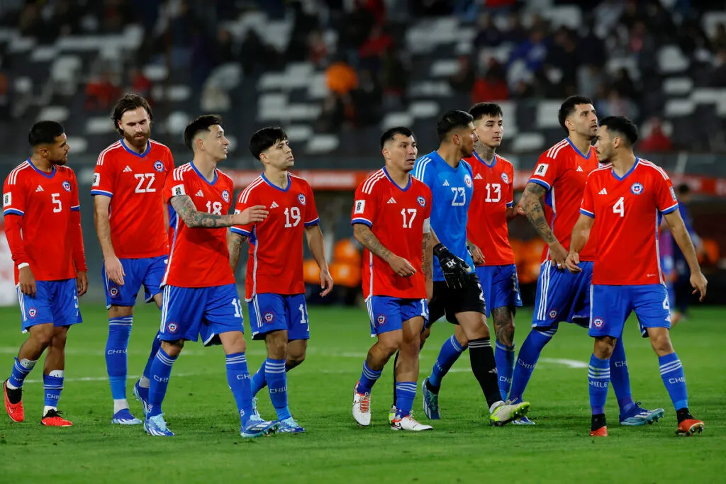 Jugadores de la Selección Chilena saliendo de la cancha.