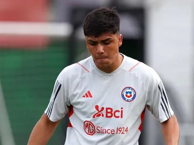 «Está por sobre él»: Apuntan al delantero que le ganaría el puesto a Damián Pizarro como «9» titular de La Roja