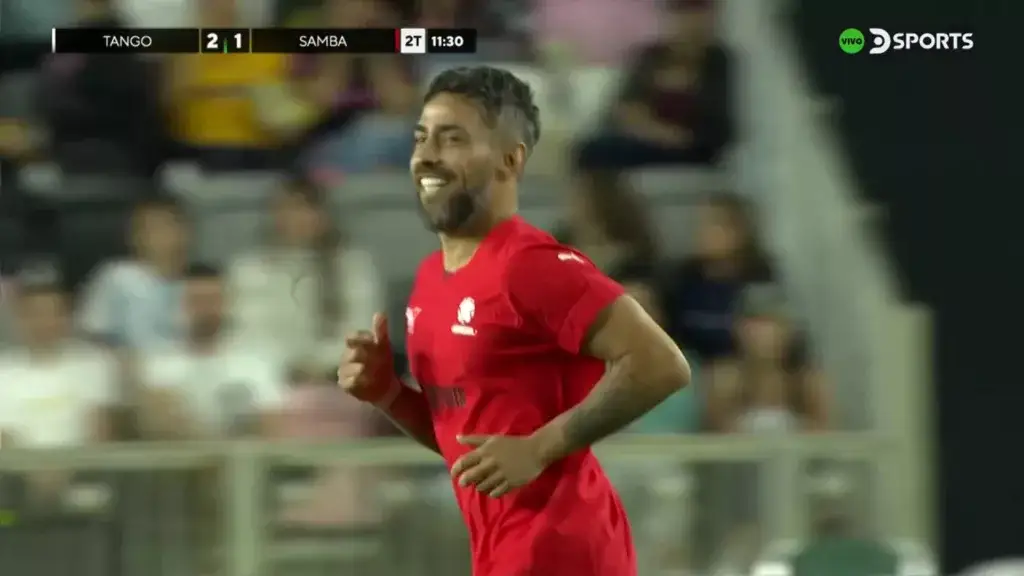 Jorge Valdivia sonríe y disfruta en pleno partido de leyendas de la Conmebol.