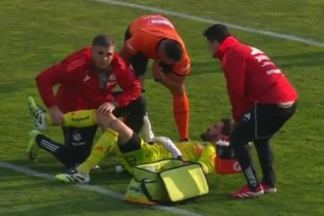Fernando de Paul lesionado en el partido entre Colo-Colo y Real Valladolid.