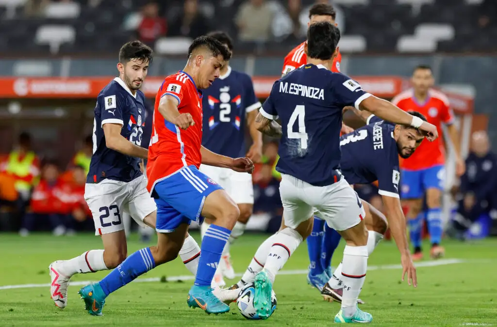 Damián Pizarro en el partido frente a Paraguay por las Clasificatorias al Mundial 2026.