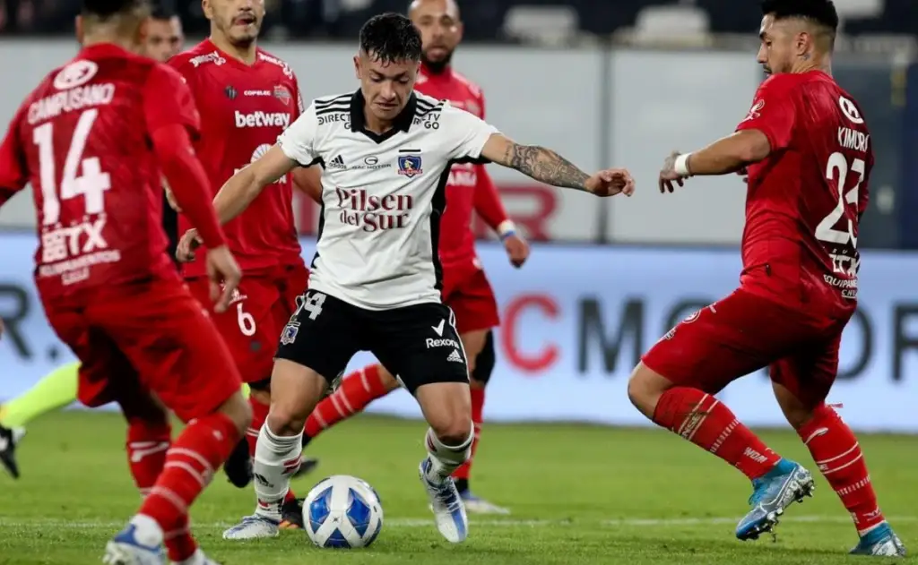 Cristián Zavala defendiendo la camiseta de Colo-Colo durante la temporada 2022