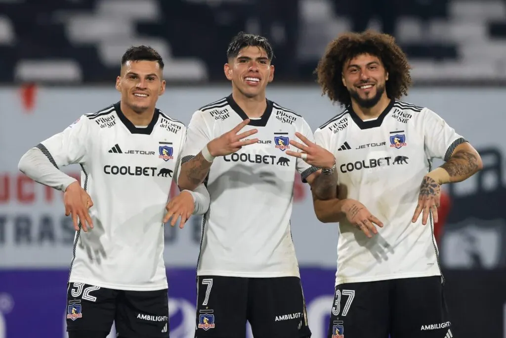 Lucas Cepeda, Carlos Palacios y Maximiliano Falcón celebrando con un gol