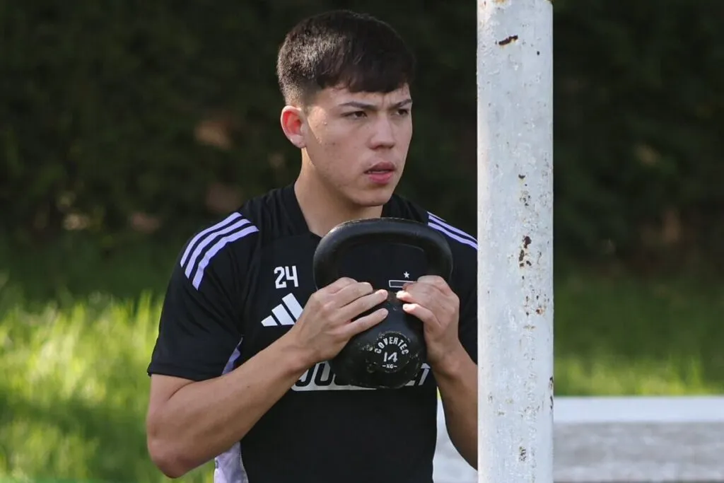 Leandro Hernández entrenando con la camiseta de Colo-Colo.