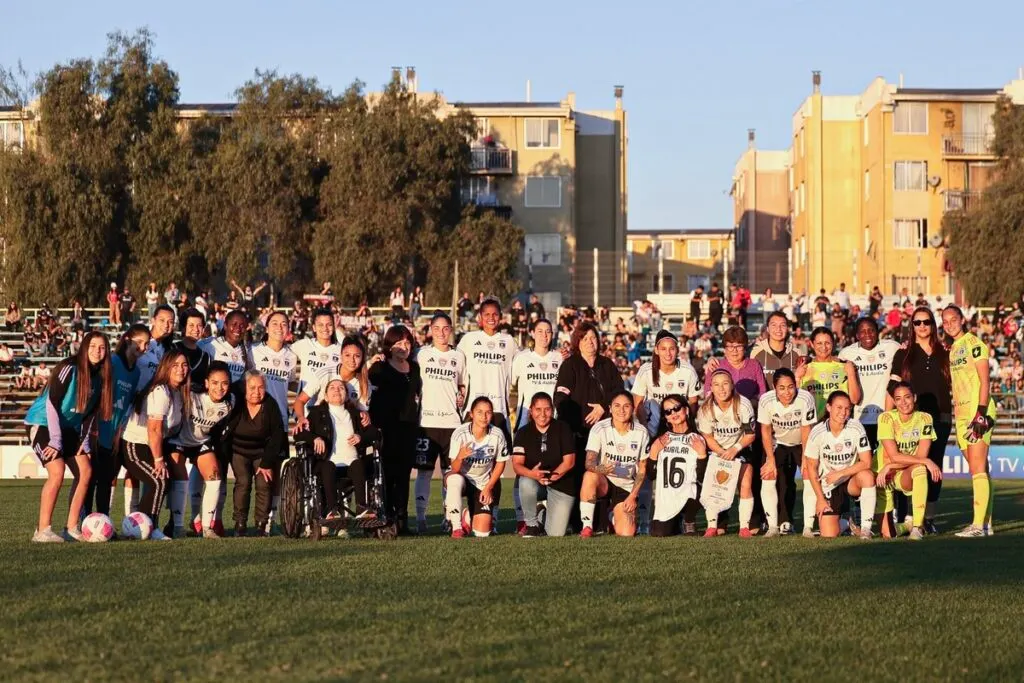 Jugadoras de Colo-Colo con sus madres por el día de la madre.
