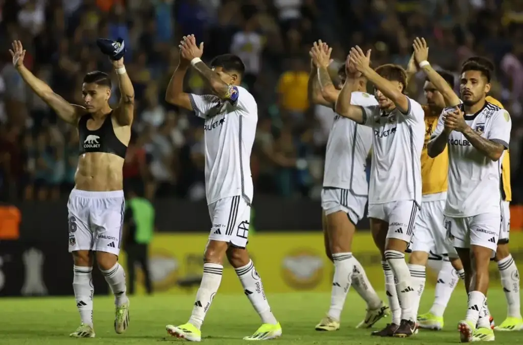 Futbolistas de Colo-Colo con los brazos levantados