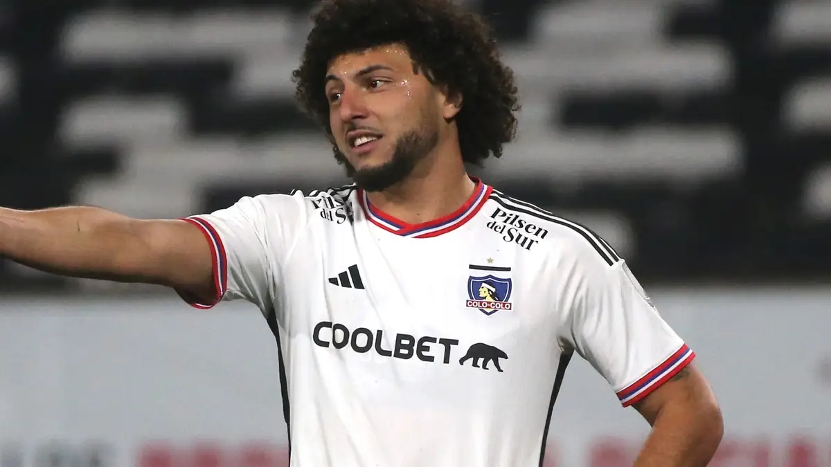 Maximiliano Falcón reclamando un cobro frente a Audax Italiano.