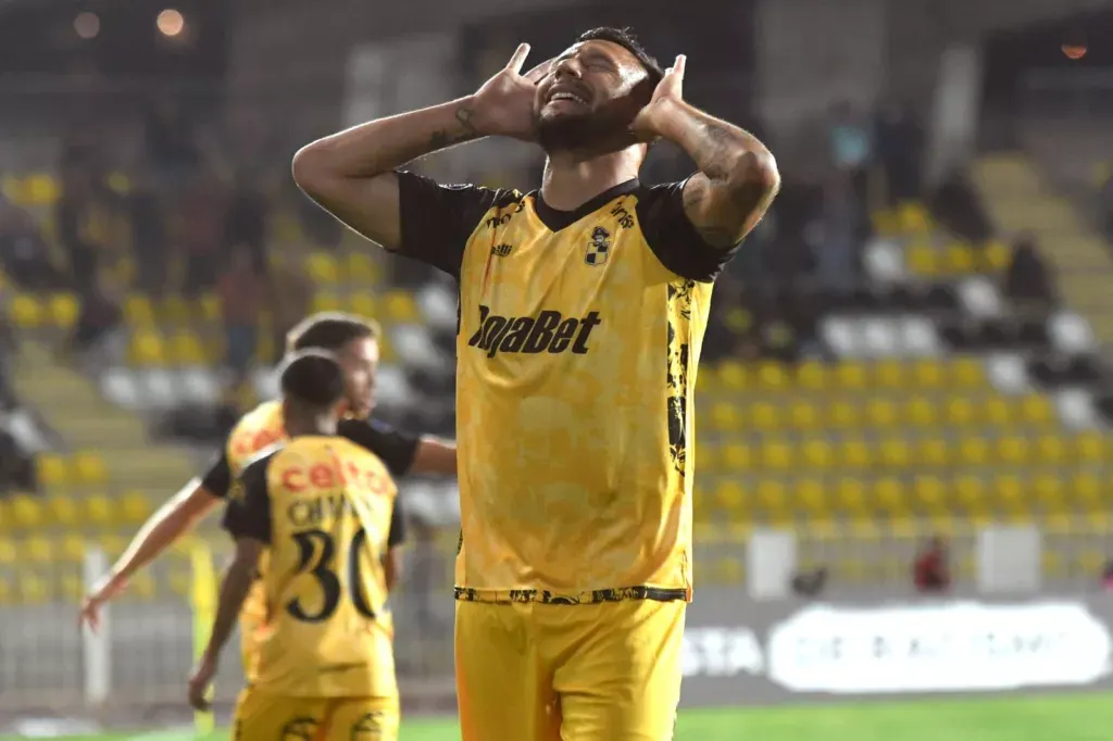 Primer plano a Andrés Chávez celebrando un gol con Coquimbo Unido.