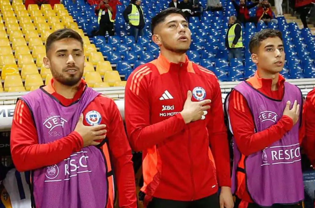 Brayan Cortés (al medio) fue suplente en los últimos dos partidos amistosos de La Roja.