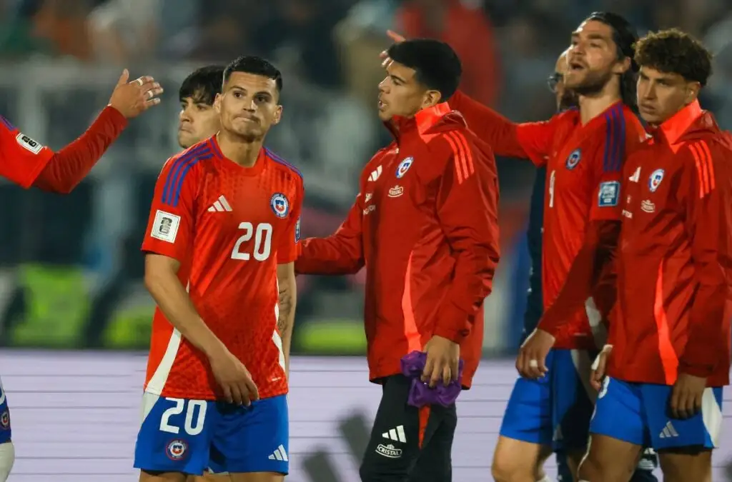 El pésimo presente de La Roja generó un tenso intercambio de palabras entre Rodolfo Moya y Claudio Bravo.