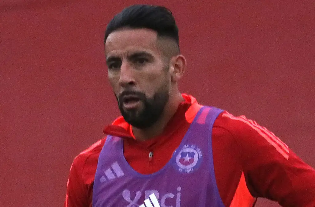 Mauricio Isla debe definir su futuro deportivo.