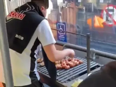 [VIDEO] Insólito: Hinchas de Colo-Colo realizan asado arriba de una micro