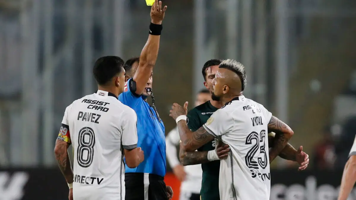 Arturo Vidal recibiendo una tarjeta amarilla en el duelo de Colo-Colo frente a Alianza Lima.