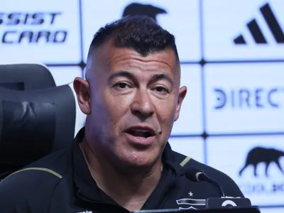 Terminó la reunión: Desde Blanco y Negro definen el futuro de Jorge Almirón en Colo-Colo