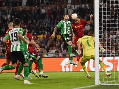 [VIDEO] ¿Lo querían retirar? Revive los dos tapadones de Claudio Bravo en la victoria del Betis sobre la Roma