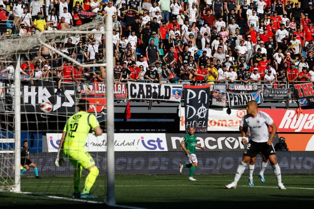 Público de Colo-Colo en el partido frente a Audax Italiano en el Estadio Bicentenario de La Florida.