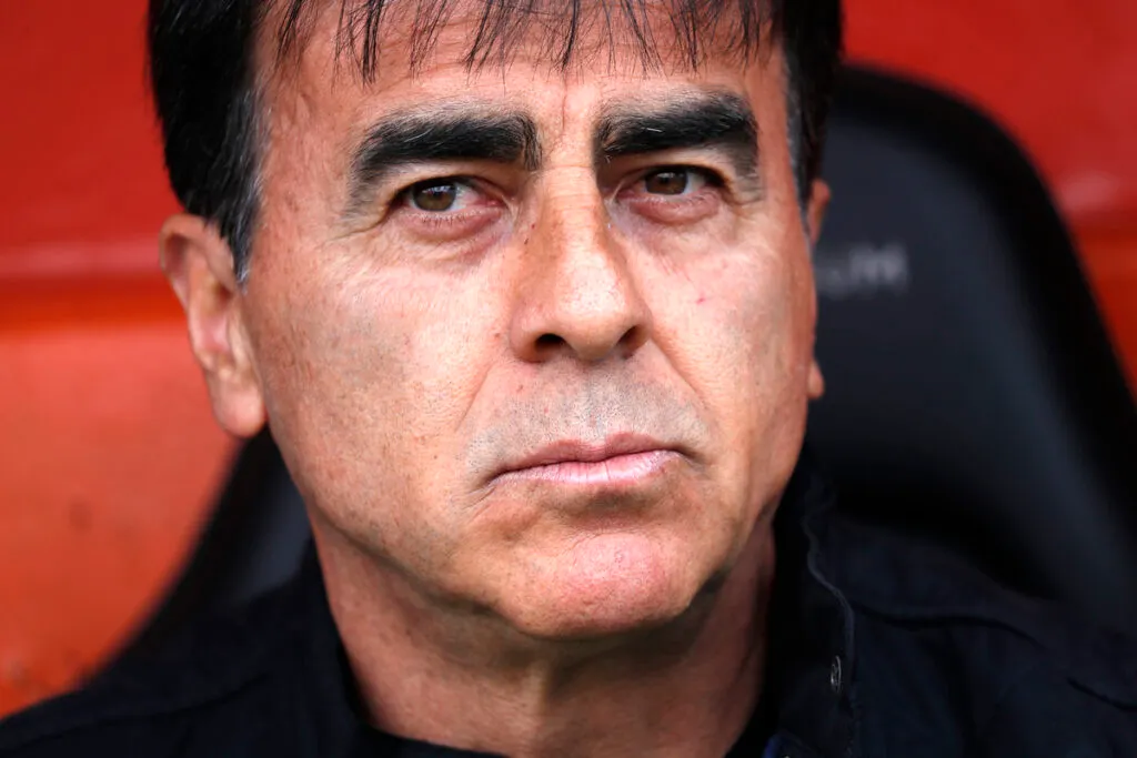 Primer plano al rostro de Gustavo Quinteros, actual entrenador de Colo-Colo.