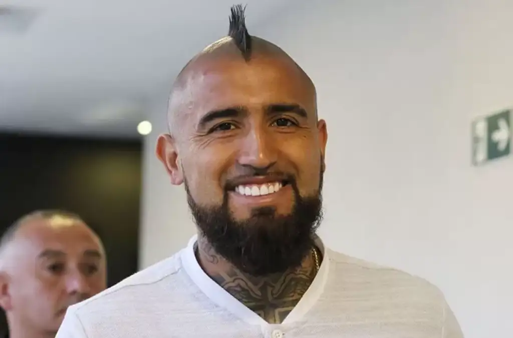 Arturo Vidal se aproxima a Colo-Colo como refuerzo.
