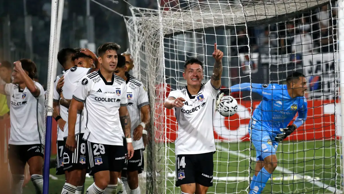 Futbol, Colo Colo vs Trinidense Tercera ronda, Copa Libertadores 2024. El jugador de Colo Colo Cristian Zavala, derecha, celebra su gol contra Trinidense durante el partido de copa libertadores disputado en el estadio Monumental en Santiago, Chile. 13/03/2024 Dragomir Yankovic/Photosport Football, Colo Colo vs Trinidense 3nd round, Copa Libertadores 2024. Colo Colo’s player Cristian Zavala, right, celebrates after scoring against Trinidense during the copa libertadores match at the Monumental stadium in Santiago, Chile. 13/03/2024 Dragomir Yankovic/Photosport