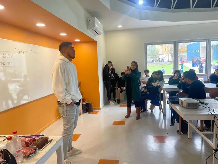 Brayan Cortés durante la charla realizada a estudiantes.