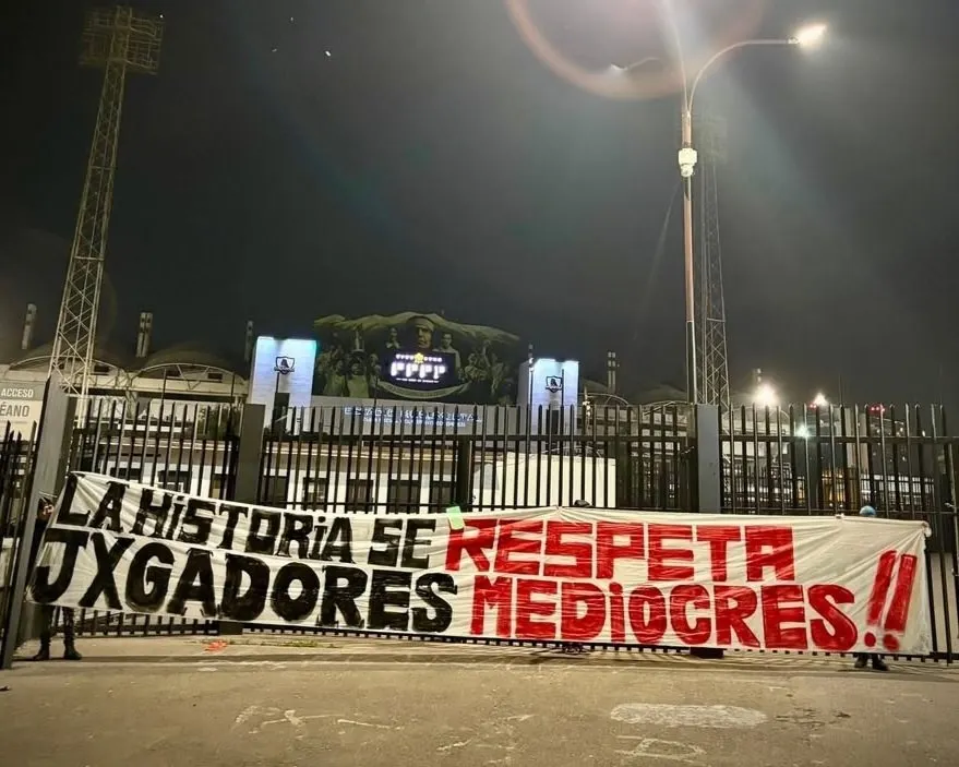 Garra Blanca expresa su pesar al club por la mala campaña-