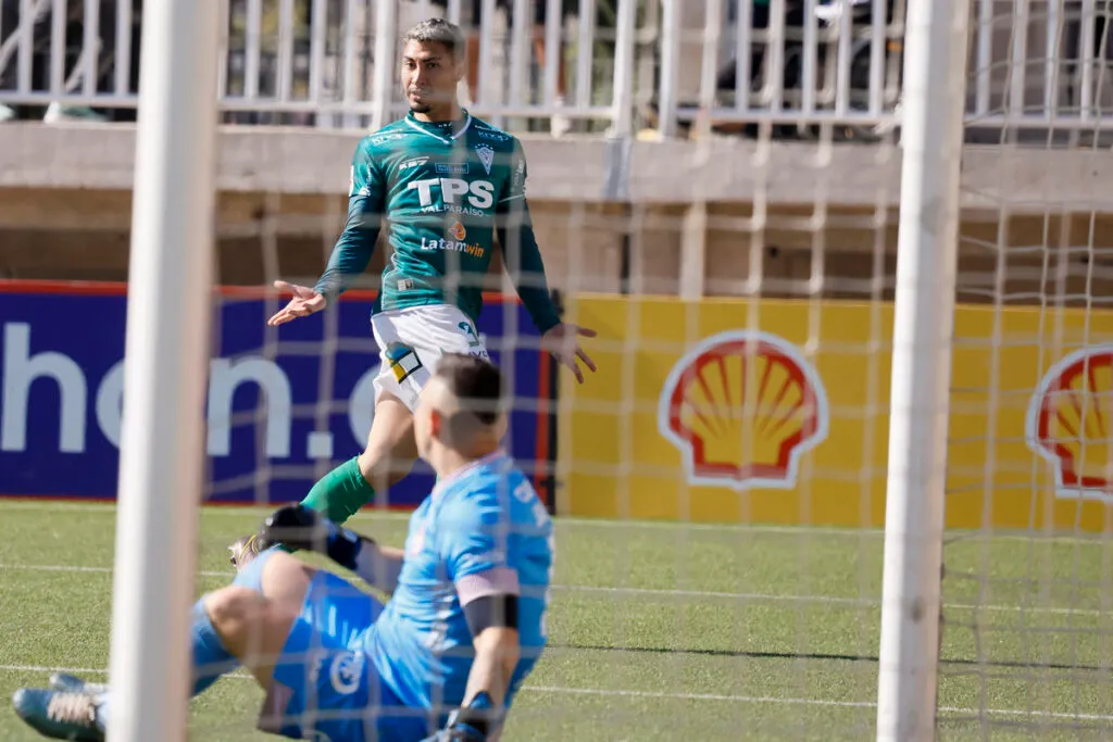 Ethan Espinoza celebrando su gol en el duelo de Santiago Wanderers ante Deportes La Serena por Copa Chile.