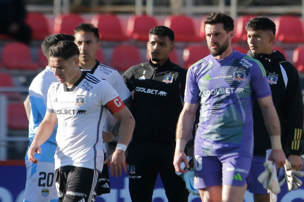 Jugadores de Colo-Colo cabizbajos tras la derrota frente a Magallanes.