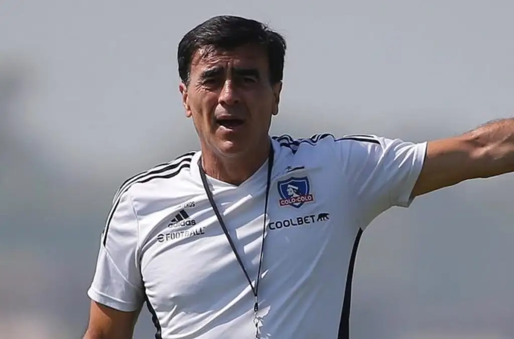 Gustavo Quinteros fue notificado de que su contrato con Colo-Colo no será renovado.