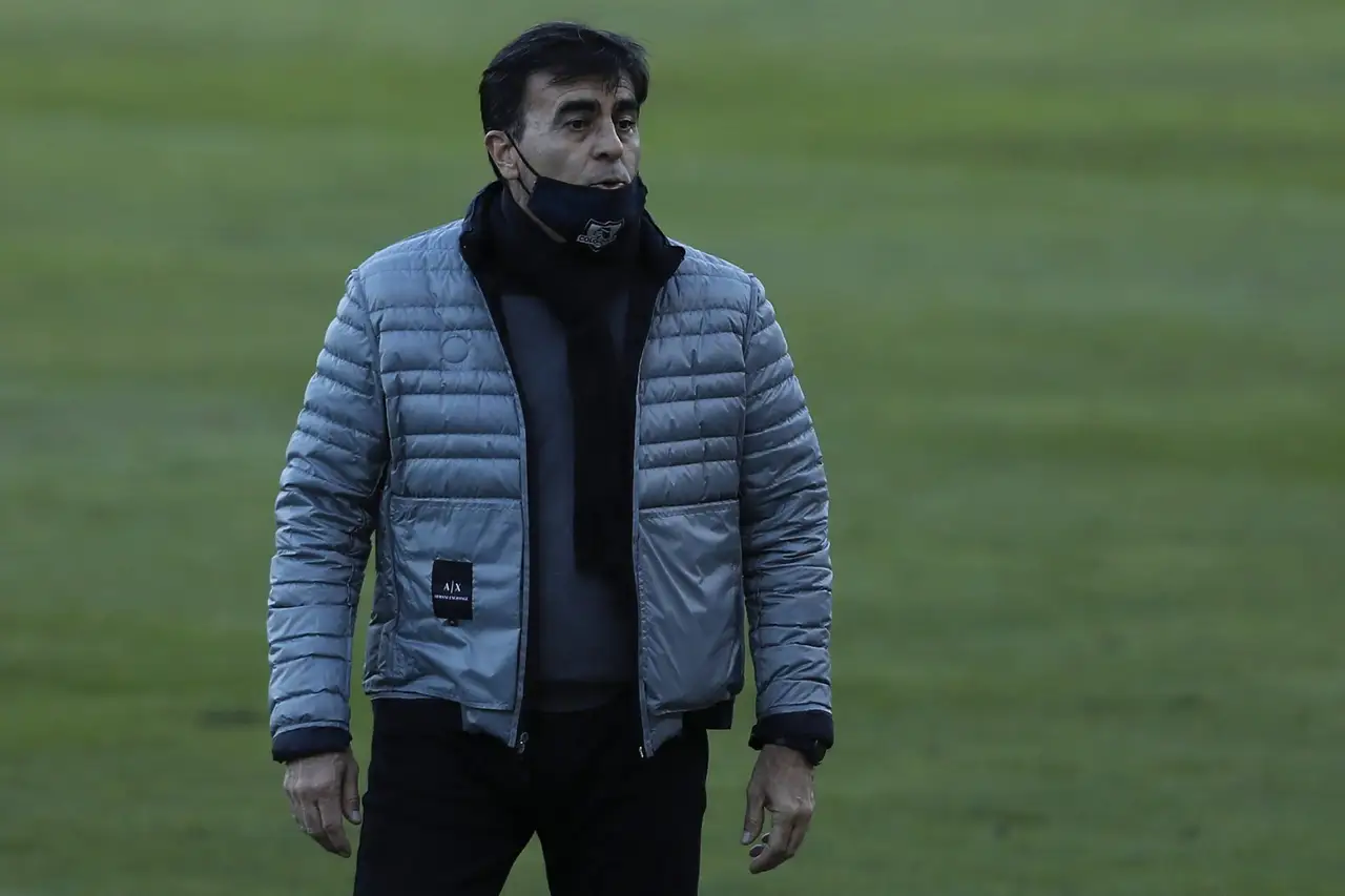 Futbol, Huachipato vs Colo Colo Fecha 8, campeonato Nacional 2021. El entrenador de Colo Colo Gustavo Quinteros dirige a sus jugadores durante el partido de primera division contra Huachipato disputado en el estadio Cap de Talcahuano, Chile. 23/05/2021 Dragomir Yankovic/Photosport Football, Huachipato vs Colo Colo Eighth date, 2021 National Championship. Colo Colo’s manager Gustavo Quinteros gives instructions to his players during the first division match against Huachipato held at the Cap stadium in Talcahuano, Chile. 23/05/2021 Dragomir Yankovic/Photosport