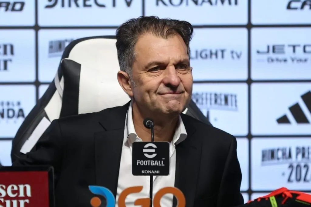 Primer plano a Aníbal Mosa durante su conferencia de presentación como nuevo presidente de Blanco y Negro.