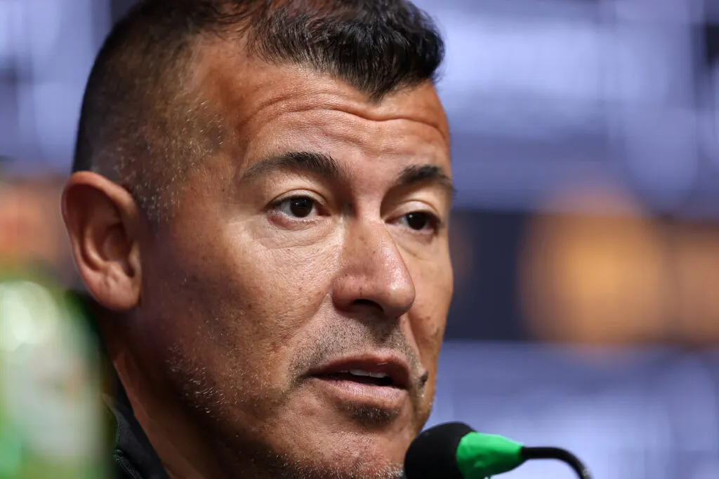 Primer plano al rostro de Jorge Almirón durante una conferencia de prensa.