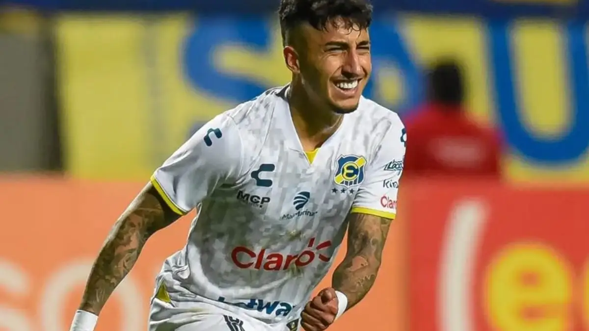 Bryan Soto celebrando un gol con la camiseta de Everton de Viña del Mar.