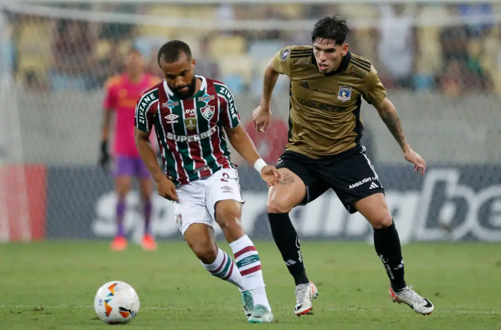 Samuel Xavier disputando el balón con Carlos Palacios en el partido por Copa Libertadores.