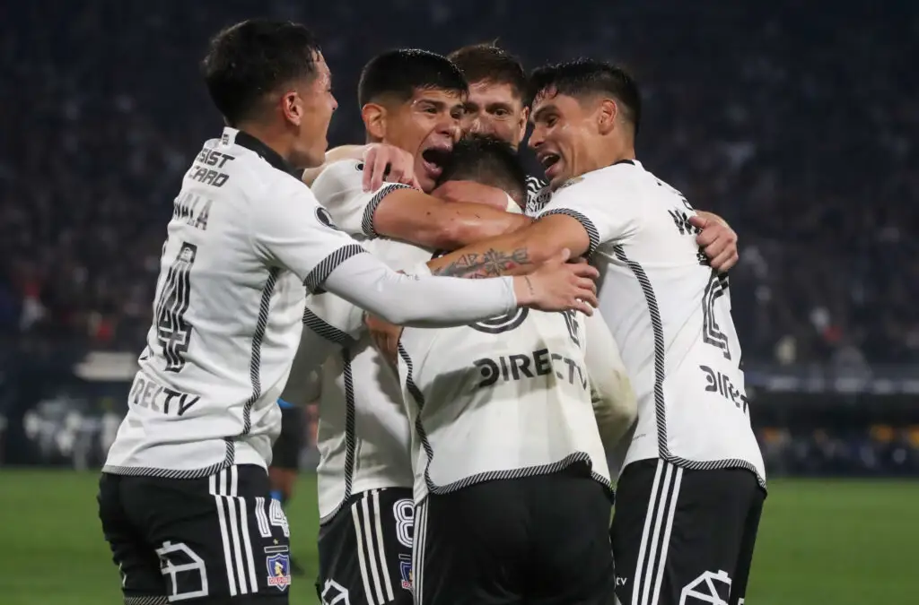 Colo-Colo venció por la cuenta mínima a Junior de Barranquilla en el partido de ida de los octavos de final.