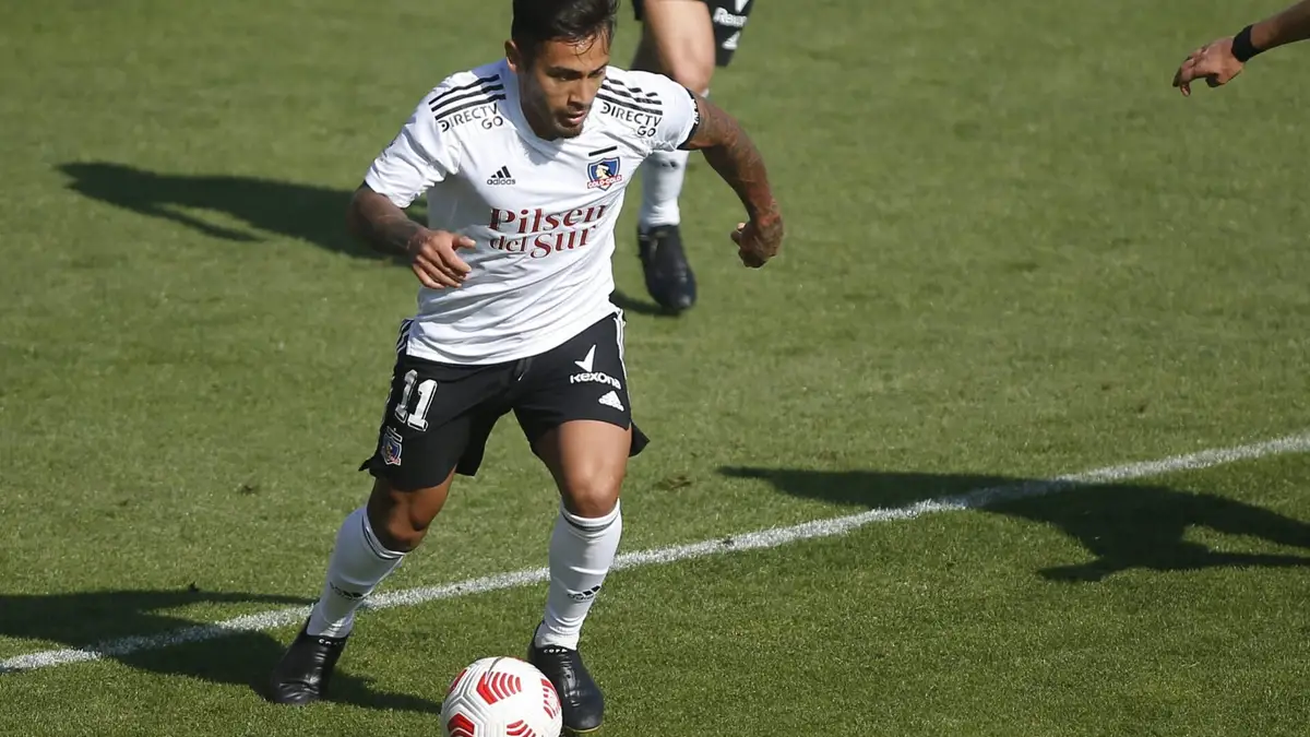 Futbol, Everton vs Colo Colo. Cuarta fecha, campeonato Nacional 2021. El jugador de Colo Colo Marcos Bolados controla el balon durante el partido de primera division contra Everton realizado en el Estadio Sausalito de Vina Del Mar, Chile. 18/04/2021 Raul Zamora/Photosport Football, Everton vs Colo Colo. Fourth date, 2021 National Championship. Colo Colo’s player Marcos Bolados controls the ball during the first division football match against Everton held at the Sausalito stadium in Vina Del Mar, Chile. 18/04/2021 Raul Zamora/Photosport