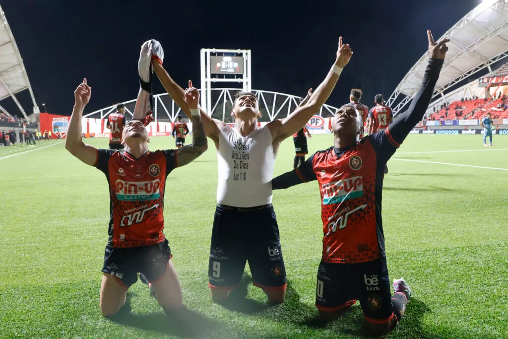 Futbol, Deportes Limache vs Deportes Iquique.
Fecha 7, Liga de Primera 2025.
El jugador de Deportes Limache Nelson Da Silva, centro, celebra su gol contra Deportes Iquique durante un partido de primera division disputado en el estadio Nicolas Chahuan de La Calera, Chile.
14/04/2025
Sebastian Cisternas/Photosport

Football, Deportes Limache vs Deportes Iquique.
7th turn, 2025 First division League.
Deportes Limache player Nelson Da Silva, center, celebrate scoring against Deportes Iquique during a first division match  at the Nicolas Chahuan stadium in La Calera, Chile.
14/04/2025
Sebastian Cisternas/Photosport