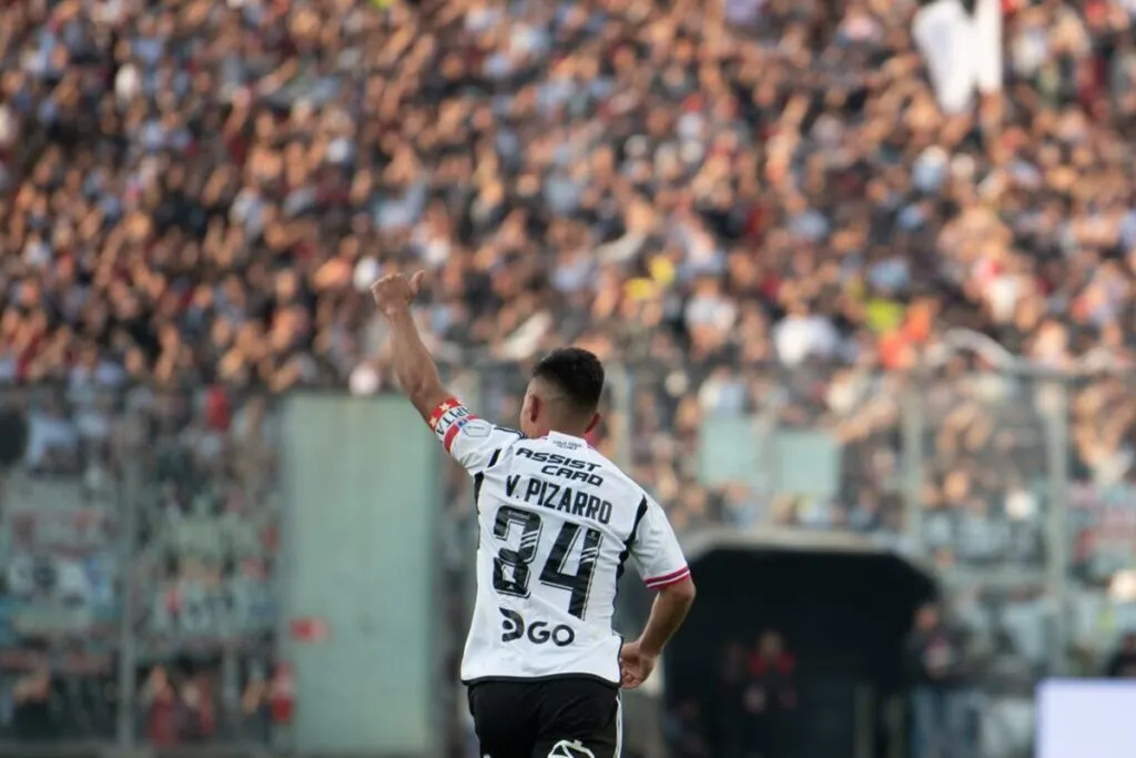 Vicente Pizarro de espalda mientras celebra su gol convertido a Cobresal.