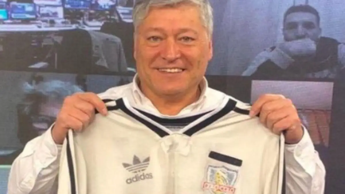 Patricio Yáñez le toca la oreja a los fanáticos de River Plate.