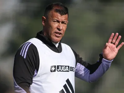 Tenso ambiente: Apuntan a los 3 jugadores de Colo-Colo que no tendrían buena relación con Jorge Almirón