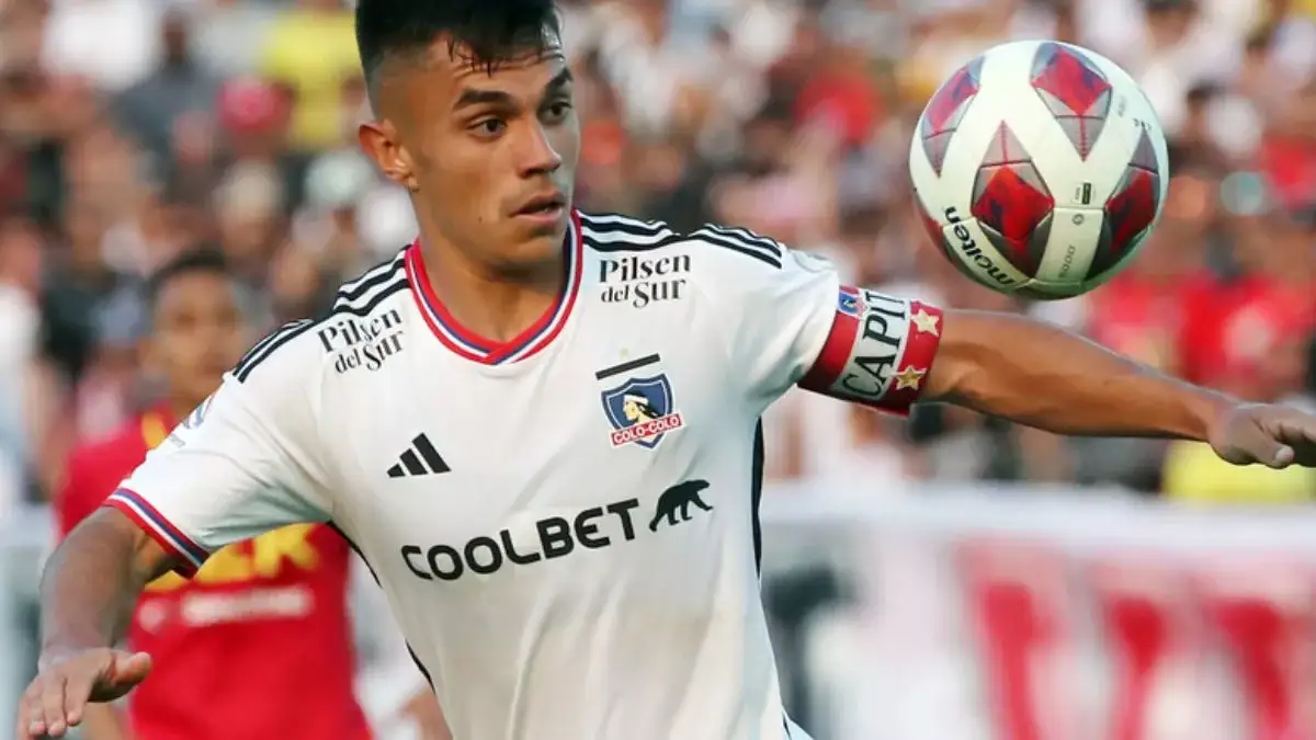 Vicente Pizarro con jineta de capitán durante un partido de Colo-Colo.