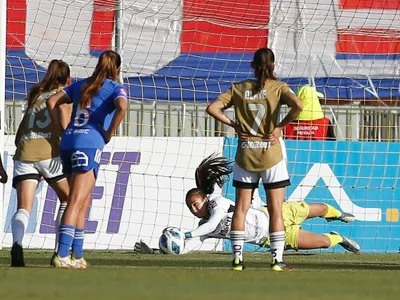 [VIDEO] ¿Fue falta? Antonia Canales se agiganta y le tapa un polémico penal a la Universidad de Chile
